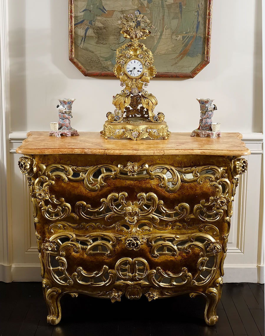 Commode sicilienne rococo sculptée, dorée et vernie à mecca, vue de face